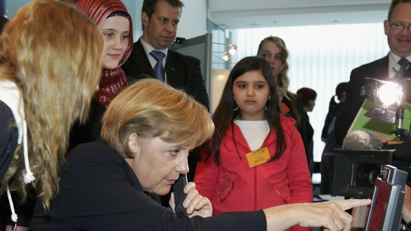 Три чипа пазят Ангела Меркел от подслушване