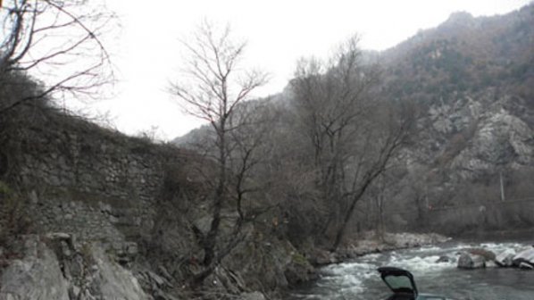 Кола се носи по река Струма (снимки)