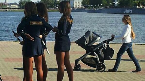 Русия забрани късите поли за жените полицаи