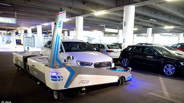 Уникален робот паркира коли