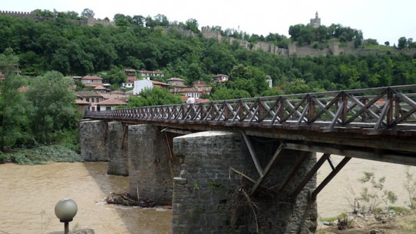 Водната стихия разклати Владишкия мост във Велико Търново (снимки)