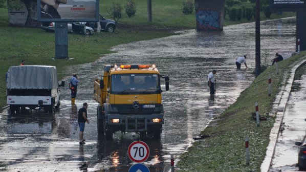 Доброволци към Столична община отводняват кръстовището на НДК (снимки)