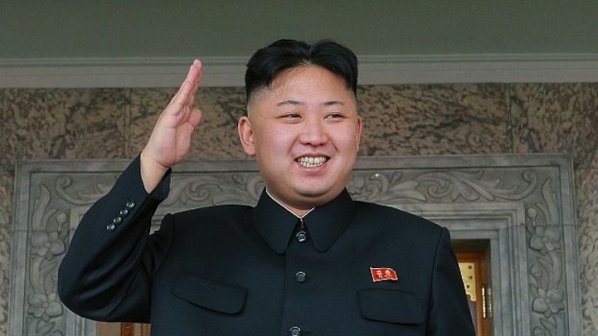 Ким Чен Ун се появи накуцващ на церемония (видео)