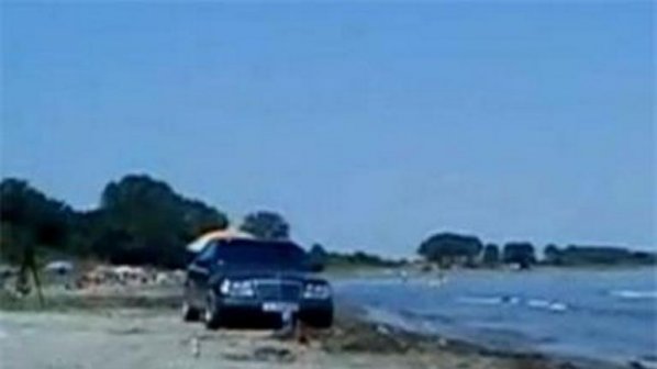 Кола едва не премаза дете на плажа в залива Вромос (снимка)