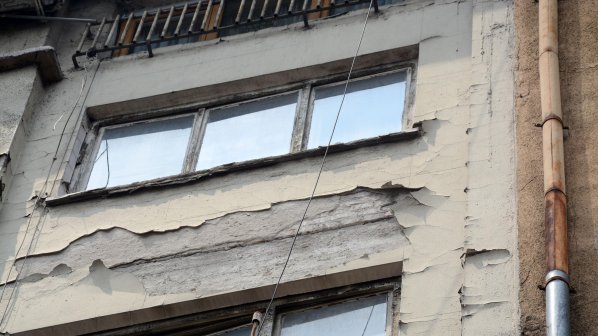 Падаща мазилка едва не уби минувачи на софийски булевард (снимки)