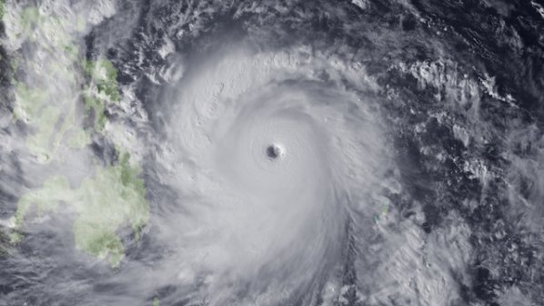 Супертайфун напредва към японския остров Окинава