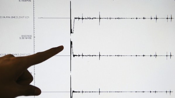 Трима пострадали от силното земетресение в Япония
