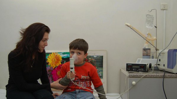 Учени: Инхалаторите за астма забавят растежа на децата