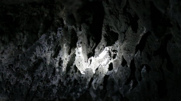Над 200 пещери има на Луната