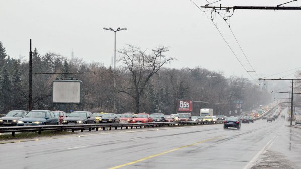 Огромна тапа от коли се образува на „Цариградско шосе”