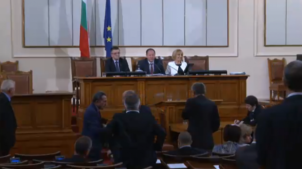 Провали се заседанието на НС. Миков: За оставката на кабинета трябва кворум (обновена+видео)
