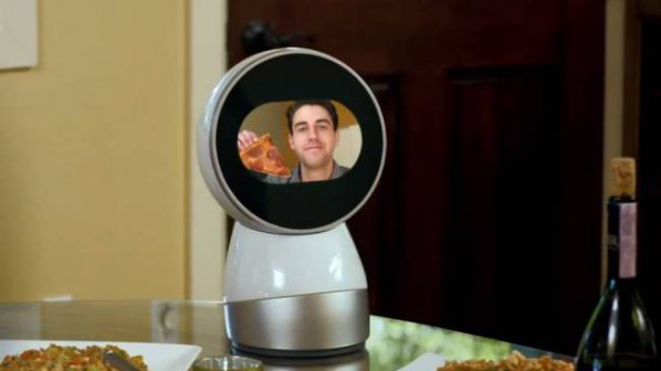 Учени заменят домашните любимци със социален робот (видео)