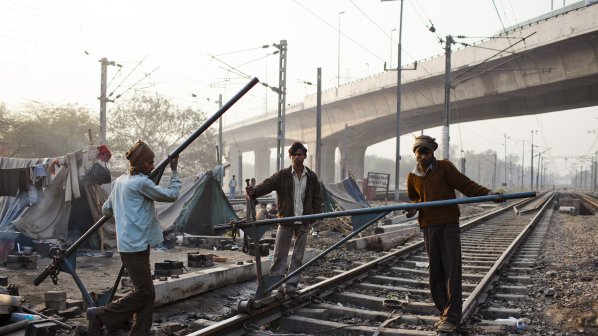 Влак се вряза в рейс и уби 14 индийчета