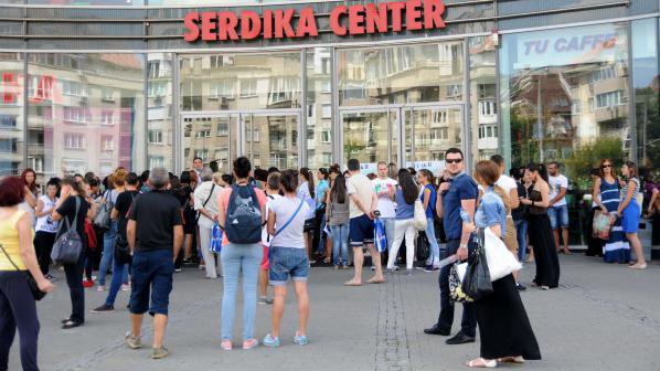 Евакуираха мол Сердика заради сигнал за бомба (снимки)