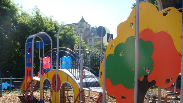 Изграждат 12 нови детски площадки в Ямбол