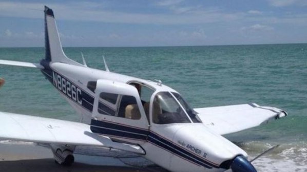 Малък самолет падна на плаж във Флорида
