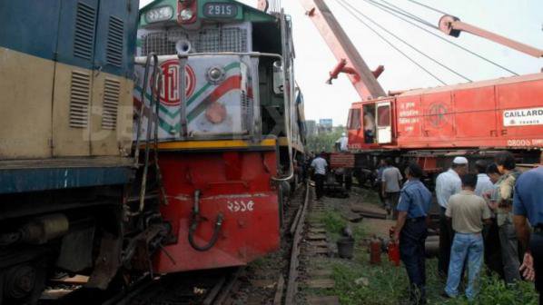 Най-малко 11 души загинаха при катастрофа между автобус и влак в Бангладеш