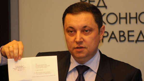 Яне Янев показа документ за финансирането на ББЦ (снимка)
