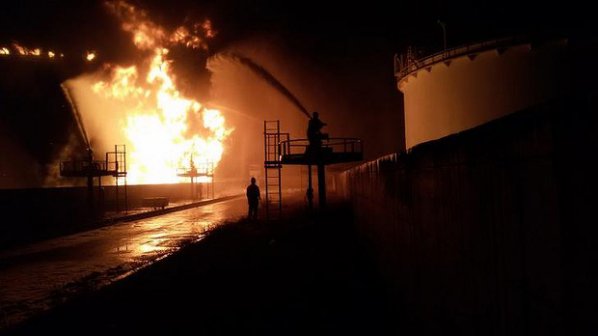 Складове за гориво бяха подпалени след стрелба при боевете в Триполи