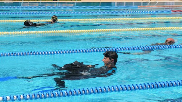 25-годишен мъж е в кома след скок в басейн