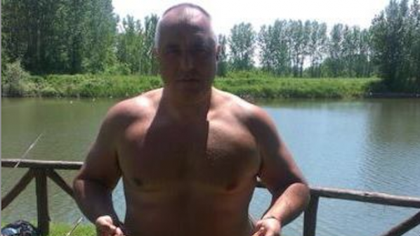 Борисов гол до кръста с шарани във Фейсбук (снимка)