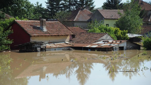 Изплащат еднократните помощи на пострадалите от потопа в Мизия
