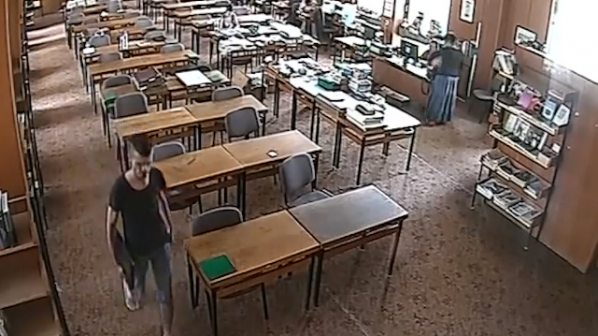 Откраднаха лаптоп от Народната библиотека в Пловдив (видео)