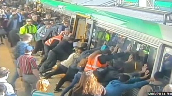 Пътници обърнаха влак, за да спасят затиснат (видео)