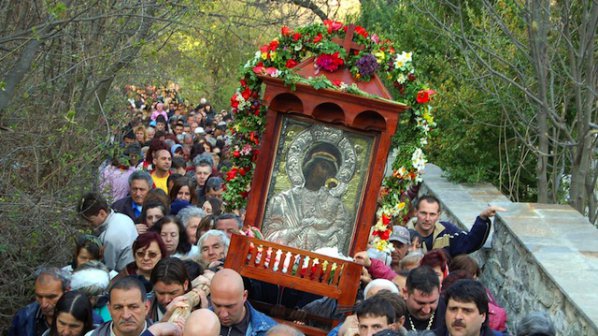 Чудо! Богородица се яви край Бачковския манастир