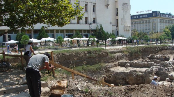 Нови две статуи намериха археолози при разкопки в Пловдив (снимки)