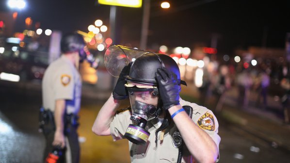 Сълзотворен газ за протестиращите в американския град Фъргюсън