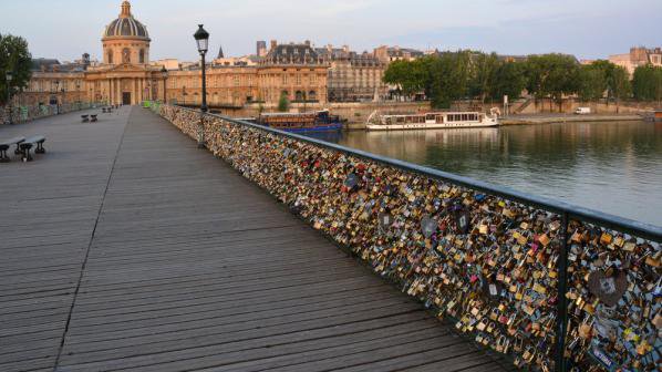 Властите в Париж призоваха влюбените да заменят катинарите със селфита