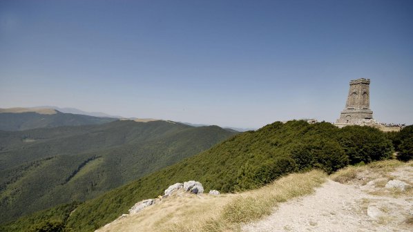 Хиляди българи се изкачиха на легендарния връх Шипка