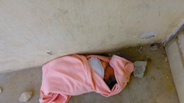 15-годишна заряза бебето си във входа на блок (видео)