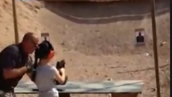 9-годишно момиче застреля инструктора си по стрелба с узи (видео)