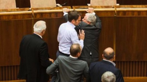 Албанци се млатиха в македонския парламент
