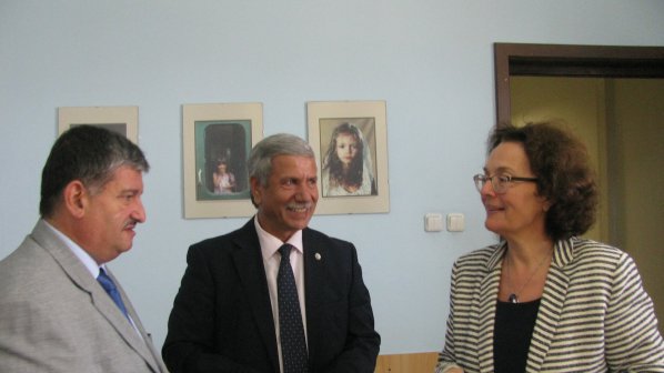 Министърът на образованието се срещна с израелския посланик