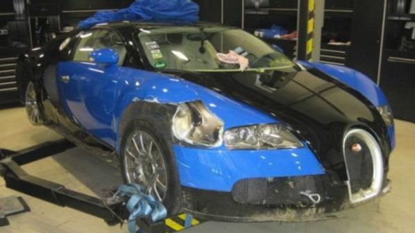 Ударен Veyron за продан