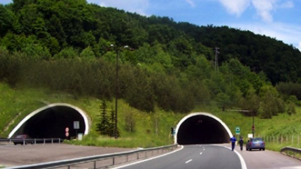 Два ТИР-а и четири коли в автомеле в тунел Витиня, има загинал (обновена)