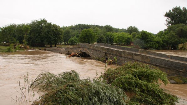 Мост се срути край Бойчиновци