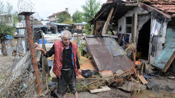Наводнени са 17 жилища и изби в селата Горна Росица и Петко Славейков
