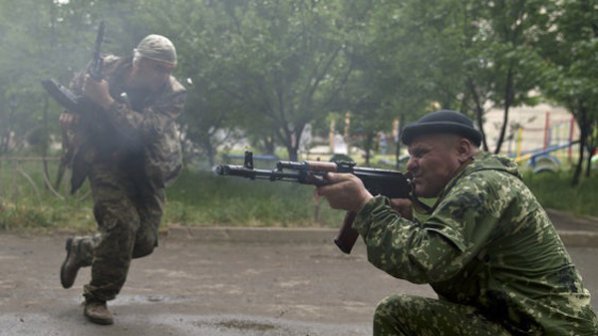 Сепаратистите водят бой за летището на Донецк