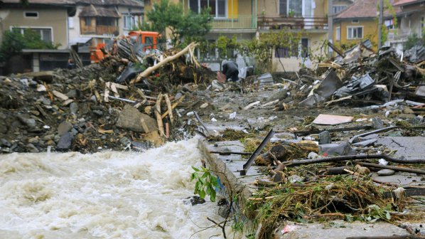 Скъсани стени на язовири причинили наводнението в Странско