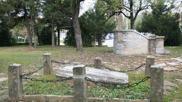 Вандали поругаха руските гробища