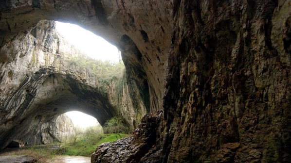 Бунище посреща туристите край Деветашката пещера