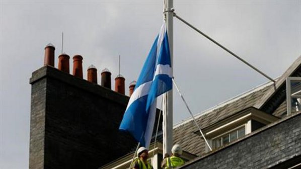 Куриоз с шотландския флаг над „Даунинг стрийт” 10 (снимка+видео)