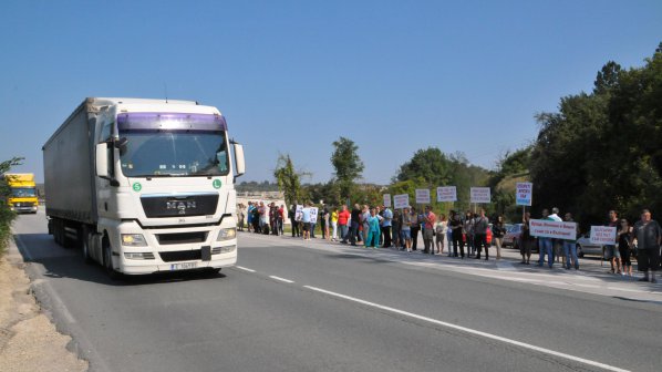 Протест блокира временно пътя Е-79 при Мездра (снимки)