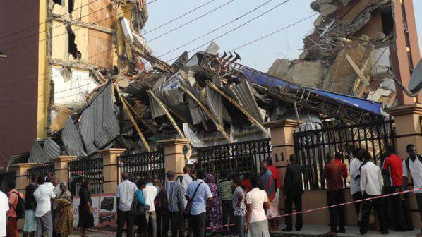 Рухнал жилищен блок взе 40 жертви в столицата на Нигерия
