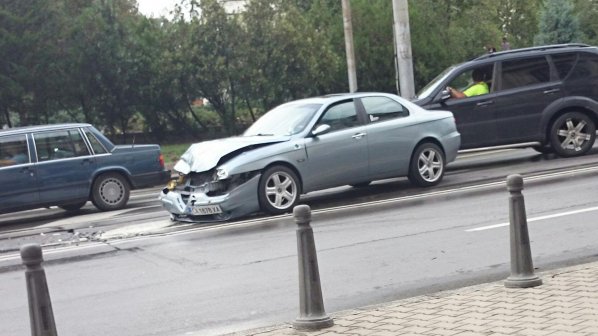 Три автомобила се нанизаха във верижна катастрофа пред Ректората (снимки)
