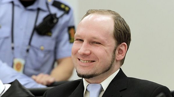 Андерш Брайвик става по-опасен в затвора, обяви бащата на екстремиста